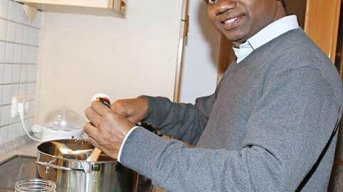 Erst zelebriert Pater Thomas Muttam am Sonntagabend eine Messe nach indischem Ritus, dann zeigt er Bilder und tischt typisch indisches Essen auf.  Foto: Sonja Adam