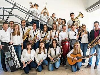 Sie kennen sich von der gemeinsamen Zeit an der Hofheimer Realschule: die Big Band "Pfeffer, Salz & Sahne" aus Hofheim Foto: privat