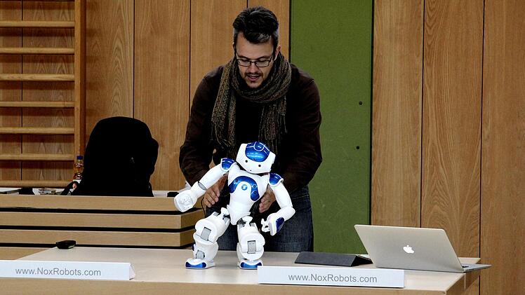 Tobias Danzer mit Nao  Foto: Richard Sänger