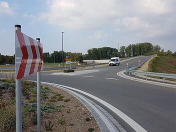 Die Verbindung über die Bahnlinie im Norden von Zapfendorf ist nun frei befahrbar. Fotos: Tobias Kindermann