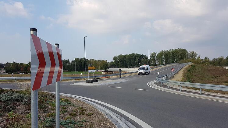 Die Verbindung über die Bahnlinie im Norden von Zapfendorf ist nun frei befahrbar. Fotos: Tobias Kindermann