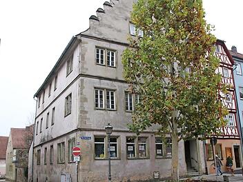 Die Marienanstalt ist ein ortsbildprägendes Gebäude. Jetzt werden Konzepte für eine künftige Nutzung erstellt. Bürgermeister Helmut Blank würde es nach wie vor gerne kaufen.  Foto: Thomas Malz