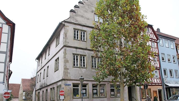 Die Marienanstalt ist ein ortsbildprägendes Gebäude. Jetzt werden Konzepte für eine künftige Nutzung erstellt. Bürgermeister Helmut Blank würde es nach wie vor gerne kaufen.  Foto: Thomas Malz