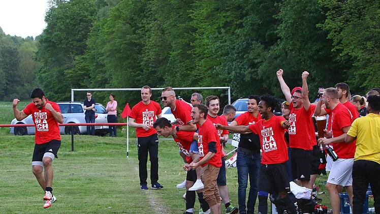 Die Blaicher feiern den Titel in der A-Klasse.  Foto: Monika Limmer