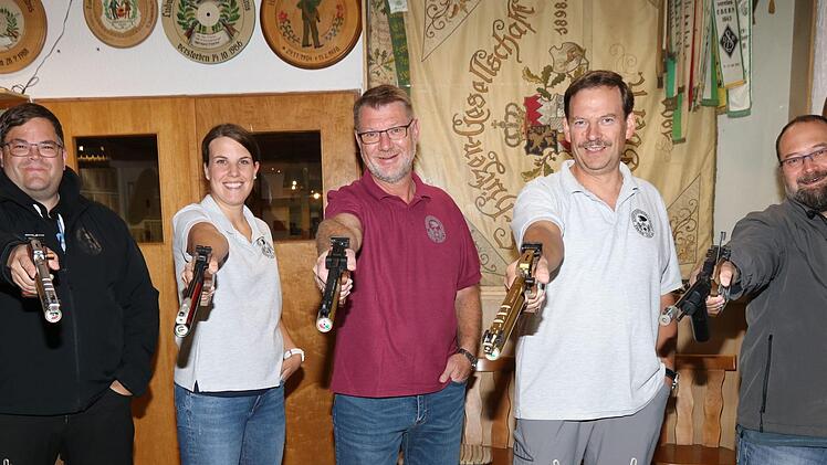 Die Eberner Luftpistolenschützen, die in der Unterfrankenliga gegen den Aufsteiger Kitzingen eine 1:4-Heimniederlage einstecken mussten, von links: Martin Schorr, Tina Hellwig, Stefan Eckstein, Helmut Stubenrauch, Carsten Präger. Foto: Dietz