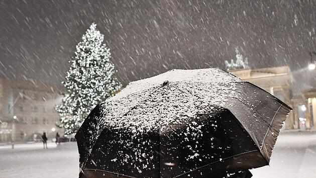 Wird Nikolaus, also der 6. Dezember 2019, weiß? Die Chancen stehen gut, sagen die Wetter-Experten. Anfang des nächsten Monats soll es auch bei uns Schnee geben. Foto: Paul Zinken/dpa