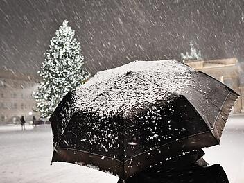 Wird Nikolaus, also der 6. Dezember 2019, wei&szlig;? Die Chancen stehen gut, sagen die Wetter-Experten. Anfang des n&auml;chsten Monats soll es auch bei uns Schnee geben. Foto: Paul Zinken/dpa