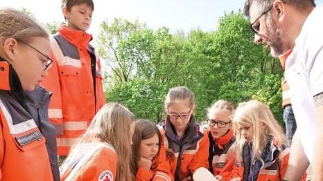 Die Jugendgruppe nutzt die M&ouml;glichkeit, w&auml;hrend ihres Einsatzes bei der R&auml;dli-Tour die Reanimation zu &uuml;ben.  Foto: privat