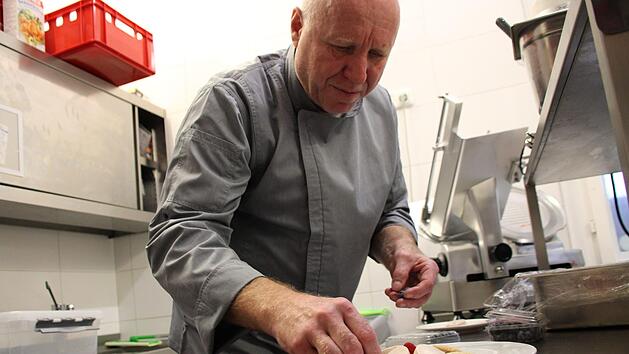 Sein Mousse aus Ruby Schokolade verziert Detlef Schmidkunz  mit Beeren. Dazu ein Schluck Schwedischer Gl&ouml;gg - perfekt! Foto: Ulrike M&uuml;ller