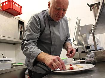 Sein Mousse aus Ruby Schokolade verziert Detlef Schmidkunz  mit Beeren. Dazu ein Schluck Schwedischer Glögg - perfekt! Foto: Ulrike Müller