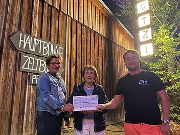 1000 Euro gehen in diesem Jahr an die Bad Kissinger Tafel. Die Spende wurde von Matthias Wetterich an Angela Kahle und Gerlinde Warmuth beim Helferfest &uuml;bergeben.