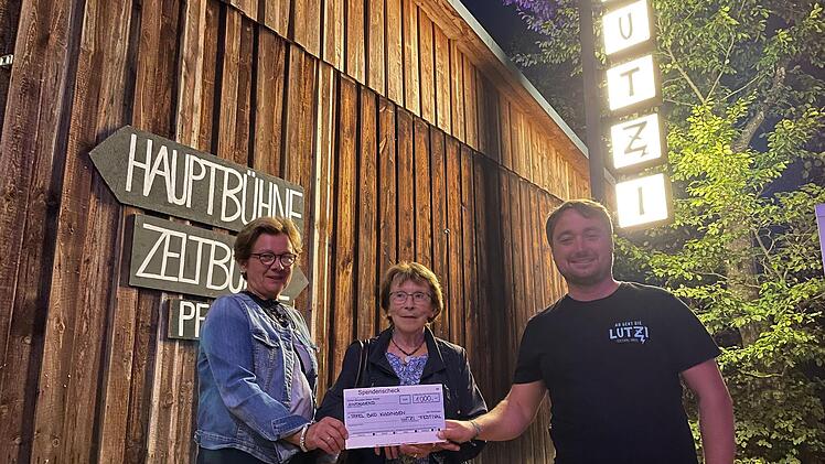 1000 Euro gehen in diesem Jahr an die Bad Kissinger Tafel. Die Spende wurde von Matthias Wetterich an Angela Kahle und Gerlinde Warmuth beim Helferfest &uuml;bergeben.