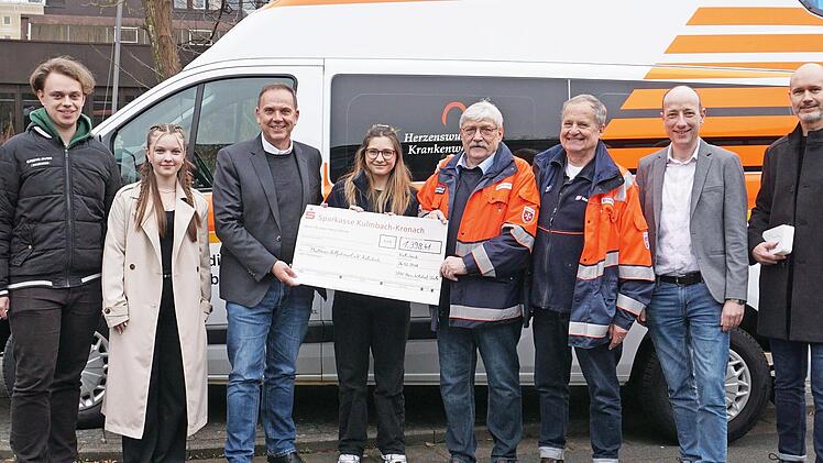 Scheck-&Uuml;bergabe durch Sch&uuml;lersprecherin Sara Sujak (v. l.): Sch&uuml;ler der Hans-Wilsdorf-Schule, Schulleiter Alexander Battistella, Sch&uuml;lersprecherin Sara Sujak, Stadtbeauftragter Reinhold M&uuml;ller, Dr. Thoma, Bertram Unger und Verbindungslehrer Ingo R...