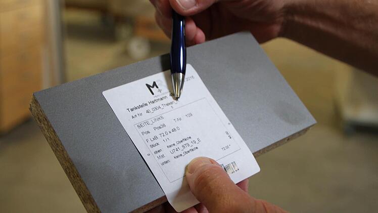 So funktioniert Handwerk 4.0: Ein Zettel mit Produktionsdaten klebt auf jedem Einzelteil. Foto: Ulrike Müller
