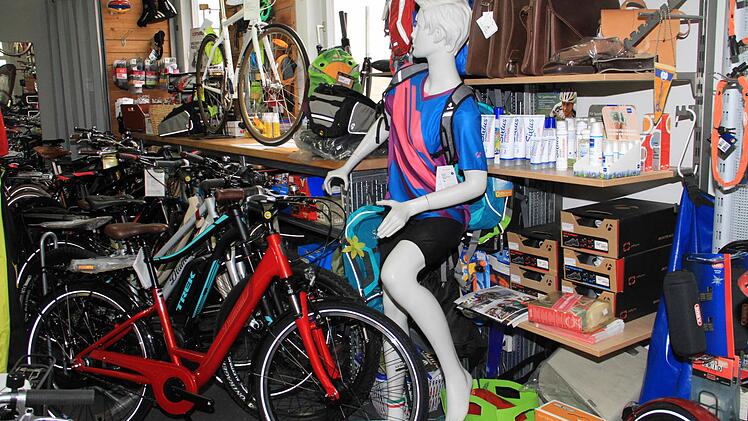 Fahrräder und Zubehör in reicher Auswahl sind bei Radsport Höppel zu finden.