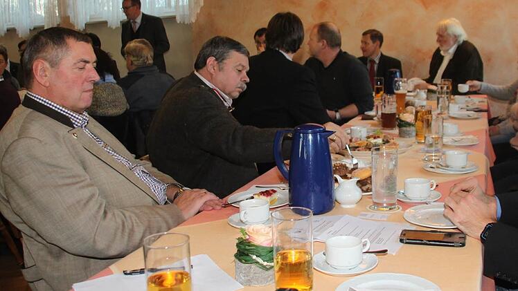 Beim Treffen in Oberzettlitz lassen die Gastwirte Dampf ab. Foto: Stephan Tiroch