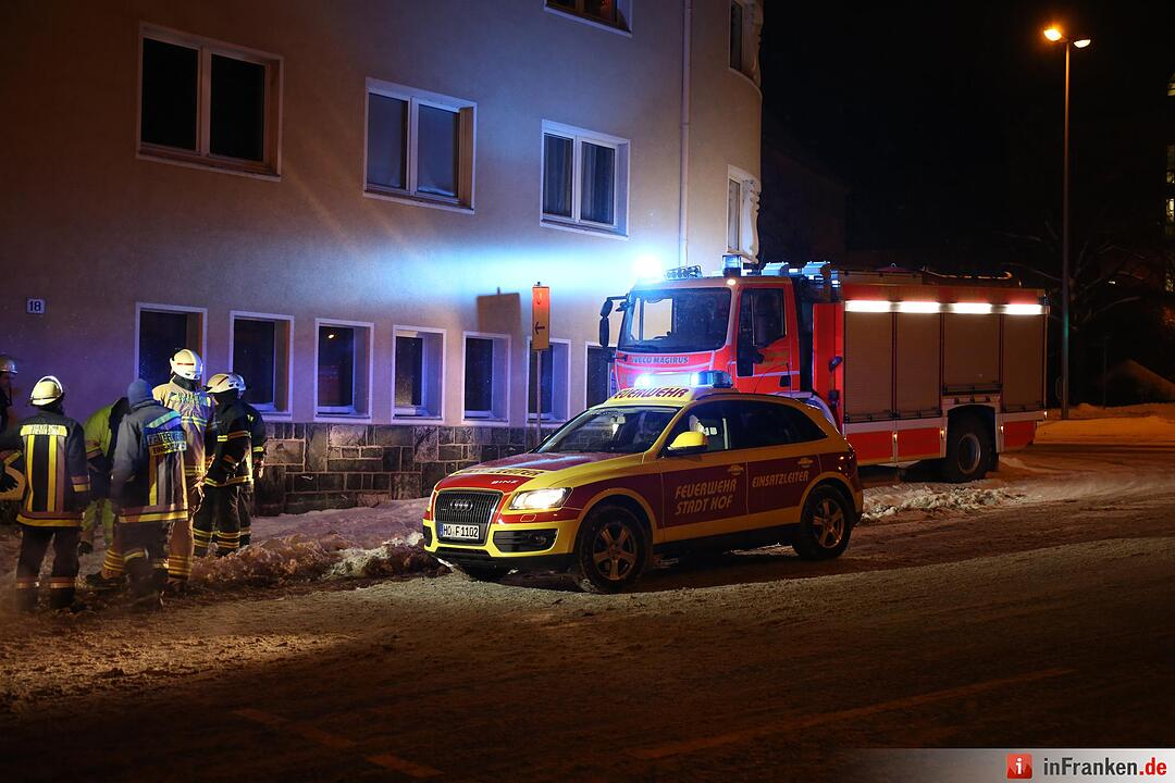 Winterliche Straßenverhältnisse sorgen für geborstene Fensterscheiben - Brummifahrer rutscht in Laterne - Straßenbeleuchtung kracht in Mehrfamilienhaus