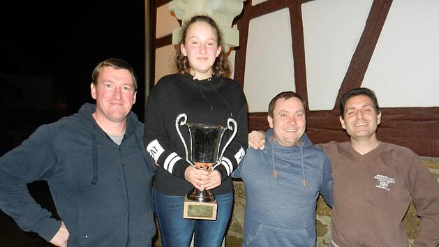 Nikolauslauf der Weichtunger Reservisten: Den Pokal f&uuml;r den 1. Platz durfte das Team mit (von links): Frank und Emilie Charnizny sowie Jochen Markert und Frank Eu&szlig;ner entgegen nehmen.Roland Nitsche
