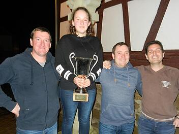 Nikolauslauf der Weichtunger Reservisten: Den Pokal für den 1. Platz durfte das Team mit (von links): Frank und Emilie Charnizny sowie Jochen Markert und Frank Eußner entgegen nehmen.Roland Nitsche