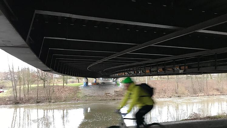 Nur von unten kann man die Spannweite der Heinrichsbr&uuml;cke erfassen: Die Kosten einer  Sanierung l&auml;gen wohl &uuml;ber 100 Millionen Euro. Wehner