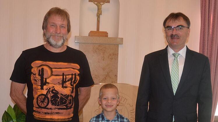 Tobias Schaub - Sportler des Jahres in der Gemeinde Nüdlingen, zusammen mit Jürgen Schönig, dem Sportfunktionär des Jahres (rechts) und Bürgermeister Harald Hofmann.Arthur Stollberger