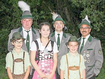 Schützenkönigin Ute Iuliano (linkes Bild) sowie (rechtes Bild) die Jungschützenkönigin Laura Beez (Mitte) mit ihren Rittern Niklas Beez (l.) und Kevin Stadelmann (r.), mit (hintere Reihe v. l.) Schützenmeister und Jugendtrainer Günther Lieb, Vorsitzendem Michael Reuth und Jugendsportleiter Eduardo Iuliano Fotos: privat