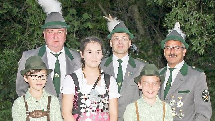 Schützenkönigin Ute Iuliano (linkes Bild) sowie (rechtes Bild) die Jungschützenkönigin Laura Beez (Mitte) mit ihren Rittern Niklas Beez (l.) und Kevin Stadelmann (r.), mit (hintere Reihe v. l.) Schützenmeister und Jugendtrainer Günther Lieb, Vorsitzendem Michael Reuth und Jugendsportleiter Eduardo Iuliano Fotos: privat