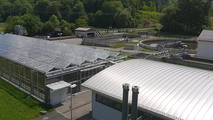 Die Kläranlage Rödental, betrieben von den Stadtwerken. Der Bereich "Abwasser" schließe -  nach der schwarzen Null im vergangenen Jahr -  nun mit einem leicht positiven Ergebnis ab, sagte Bürgermeister Marco Steiner bei der Stadtratssitzung am Montag. Foto: Berthold Köhler (Archiv)