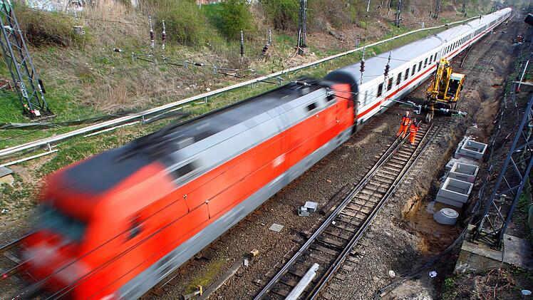 Wegen eines Notarzteinsatzes am Gleis werden Züge aus Nürnberg und Bayreuth vorzeitig gestoppt. Die Züge aus bayreuth enden in Neuhaus (Pegnitz) sowie die Züge aus Nürnberg Symbolfoto: Jens Büttner/dpa
