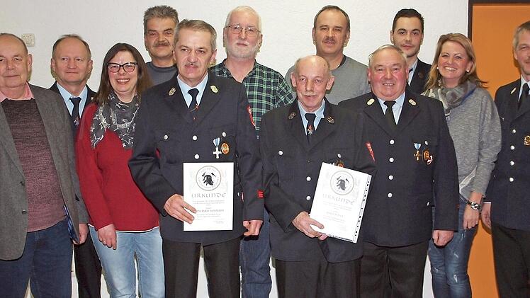 Ehrung mehrerer Mitglieder für 40-jährige Treue bei der Feuerwehr Schney (von links): Roland Lowig, stellvertretender Kommandant Florian Pfaff, Elke Werner, Bernd Brocke, Stefan Hümmer, Reinhard Schmidt, Rolf Mann, Stephan Brocke, Vorsitzender Erich Wachsmann, Dominik Kielbassa, Sabine Rießner und KBM Alexander Klose  Foto: Alfred Thieret