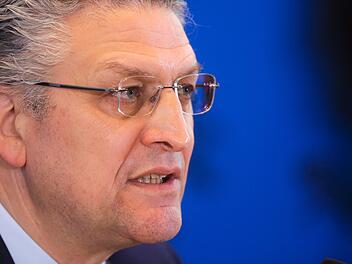 Lothar Wieler, Präsident des Robert Koch-Instituts, schreibt in einem Brief an das Gesundheitsministerium, dass FFP2-Masken nicht besser vor Coronaviren schützen als OP-Masken