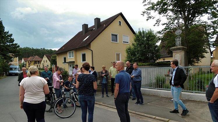 Reges Interesse zeigte sich bei den Nainsdorfern auf der Suche  nach einem neuen Platz für das Bushäuschen.