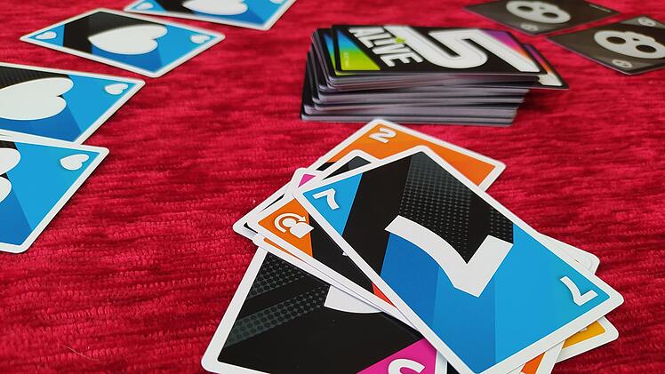 Spiele-Test "5 Alive": Schnelles Kartenspiels für Fans von Uno und 17 und 4
