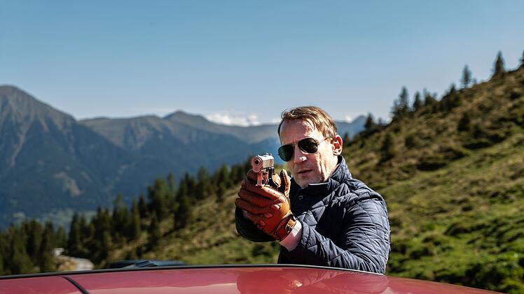 Als Investor Valentin Seeliger (Wotan Wilke Möhring) stellt sich dieser Mann bei Lukas Freundin und Hotelbetreiberin Lara Schnee vor. Aber hat er noch eine andere Mission?