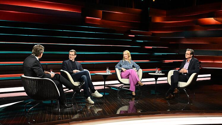 Im ZDF-Talk diskutierten, von links: Moderator Markus Lanz, Karl-Theodor zu Guttenberg, Melanie Amann und Stephan Grünewald.