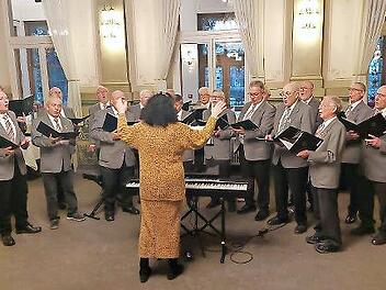 Der M&auml;nnerchor des Gesangsvereins 1883 MC Garitz unter Leitung von Andrea Metzle, Jonas (Posaune) und Gabriele Greubel (Piano) musizierten bei der Seniorenweihnachtsfeier.