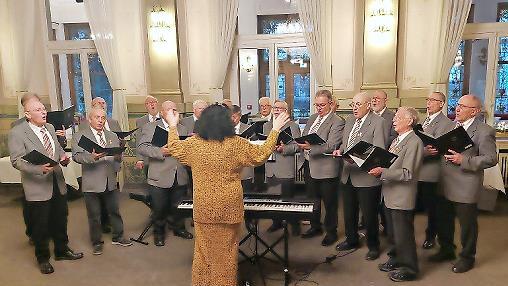 Der M&auml;nnerchor des Gesangsvereins 1883 MC Garitz unter Leitung von Andrea Metzle, Jonas (Posaune) und Gabriele Greubel (Piano) musizierten bei der Seniorenweihnachtsfeier.