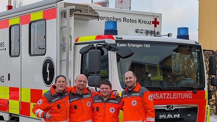 Die Blaulichtfamilie Erlangen-H&ouml;chstadt freut sich &uuml;ber das neue Einsatzfahrzeug.