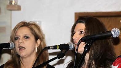 Mütter am Mikro: Andrea Zeiger, Brunhilde Zeier-Jansen und Christine Heidelmeier performen "I won't give up" von Jason Mraz.