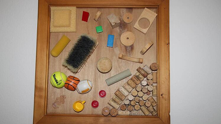 Im Haus hängen Tastbilder. Fotos: Ulrike Müller