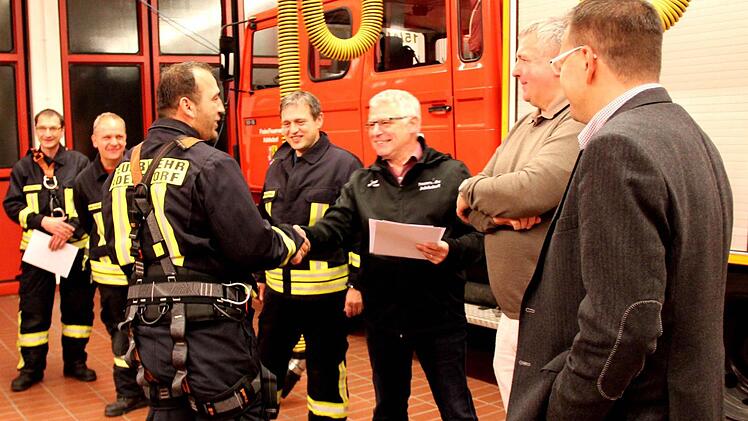 (von rechts); Karsten Fischkal, Harald Schattan, Hans Mönius, Jürgen Hörrlein; Hamza Zllonga bekommt die Urkunde Foto: Johanna Blum