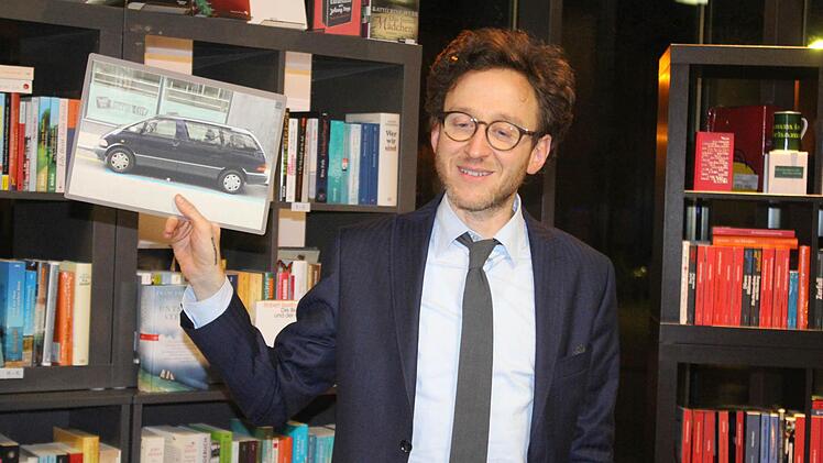 Thomas Meyer mit dem Foto eines Toyota Previa, eines bei orthodoxen Juden angebliche besonders