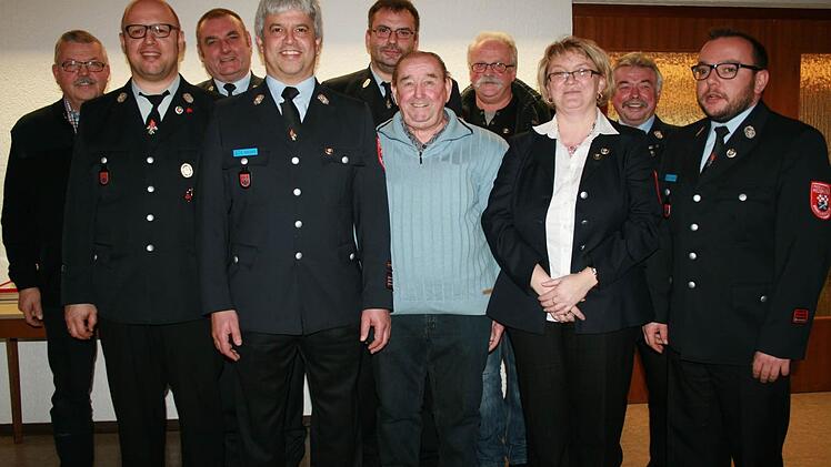 Für besondere Verdienste und langjährige Treue ausgezeichnet wurden Wolfgang Mahlmeister (von links), Andreas Rumberg, Emil Rottenberger, Klaus Kirchner, Daniel Metz, Benedikt Grom, Robert Krug, Alexandra Groten, Elmar Schmitt und Ariel Karwaczi. Foto: Gabriele Sell
