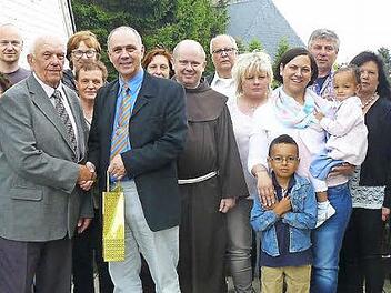 Viele Gäste hatte Alfred Schramm aus Hohenberg bei der Feier seines 85. Geburtstags. Auf unserem Bild gratuliert Bürgermeister Franz Uome. Foto: Klaus-Peter Wulf