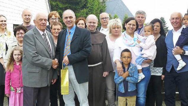 Viele Gäste hatte Alfred Schramm aus Hohenberg bei der Feier seines 85. Geburtstags. Auf unserem Bild gratuliert Bürgermeister Franz Uome. Foto: Klaus-Peter Wulf