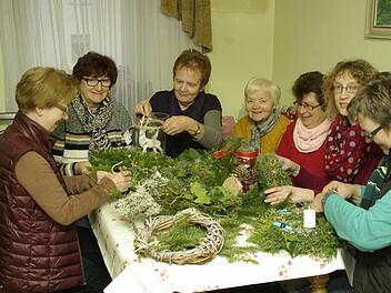 Fleißige Hände basteln für einen guten Zweck bis in die tiefe Nacht (v. l.) Waltraud Stöth, Luzia Wolf, Maria Zier, Sophie Gerstenlauer, Renate Gessner, Ellen Bischof und Christel Schneider.  Foto: Winfried Ehling