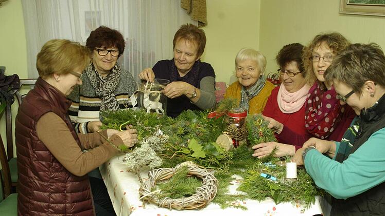 Fleißige Hände basteln für einen guten Zweck bis in die tiefe Nacht (v. l.) Waltraud Stöth, Luzia Wolf, Maria Zier, Sophie Gerstenlauer, Renate Gessner, Ellen Bischof und Christel Schneider.  Foto: Winfried Ehling