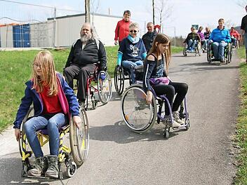 Schnell fahren, drehen und bremsen war für die Teilnehmer am Mobilitätstraining kein Problem. Doch die Auswirkungen auf das tägliche Leben bei den vorgeführten Messungen der Gewichtsverteilungen durch angepasste Rollstuhleinstellungen und deren ganz gewaltige Auswirkungen auf das tägliche Fahren hatten selbst langjährige Rollstuhlfahrer noch nicht erlebt. Foto: Ralf Naumann