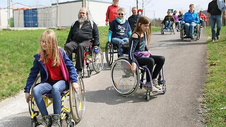 Schnell fahren, drehen und bremsen war für die Teilnehmer am Mobilitätstraining kein Problem. Doch die Auswirkungen auf das tägliche Leben bei den vorgeführten Messungen der Gewichtsverteilungen durch angepasste Rollstuhleinstellungen und deren ganz gewaltige Auswirkungen auf das tägliche Fahren hatten selbst langjährige Rollstuhlfahrer noch nicht erlebt. Foto: Ralf Naumann