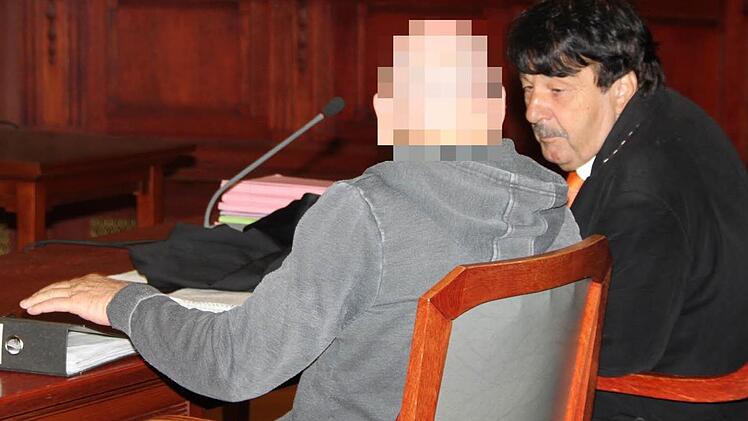Der Brandstifter von Oberzettlitz berät sich im Gerichtssaal mit seinem Rechtsanwalt Johannes Driendl aus Bayreuth. Die Verteidigung hat gegen das Urteil Revision eingelegt und einen Teilerfolg erzielt: Das Strafmaß - neun Jahre und zwei Monate Gefängnis - ist vom Bundesgerichtshof gerügt und das Urteil dahingehend aufgehoben worden. Foto: Stephan Tiroch